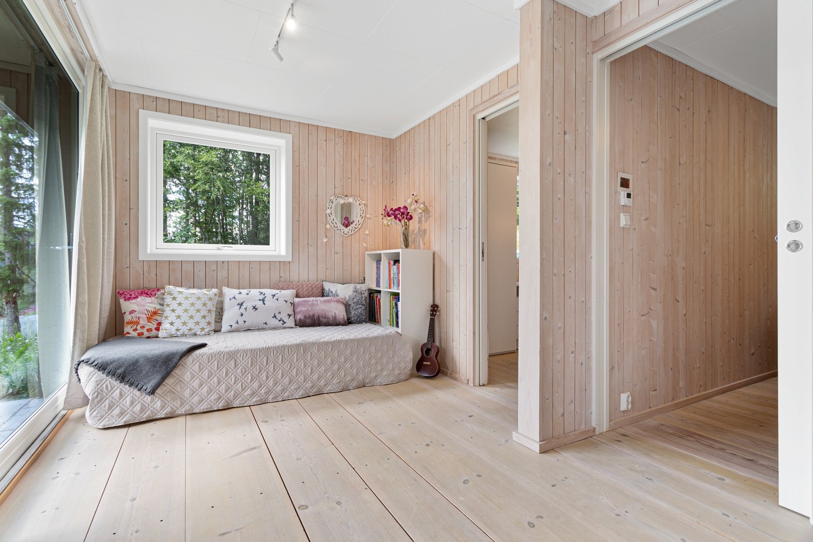 Fra stuen er det adkomst til to romslige soverom. Galleribilde
