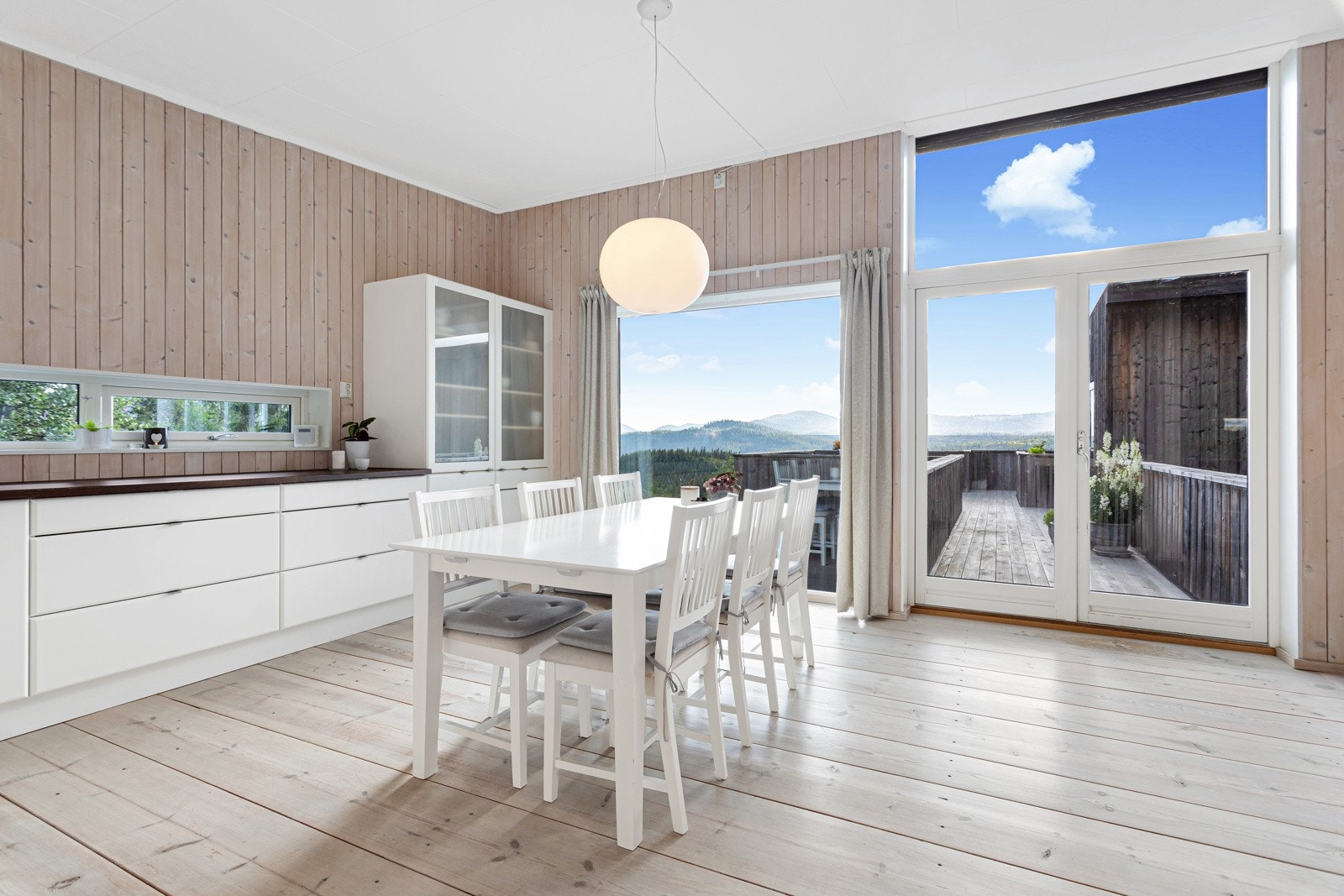 Velkommen inn! I hovedetasjen finner du et stort kjøkken i delvis åpen løsning mot stue. Galleribilde