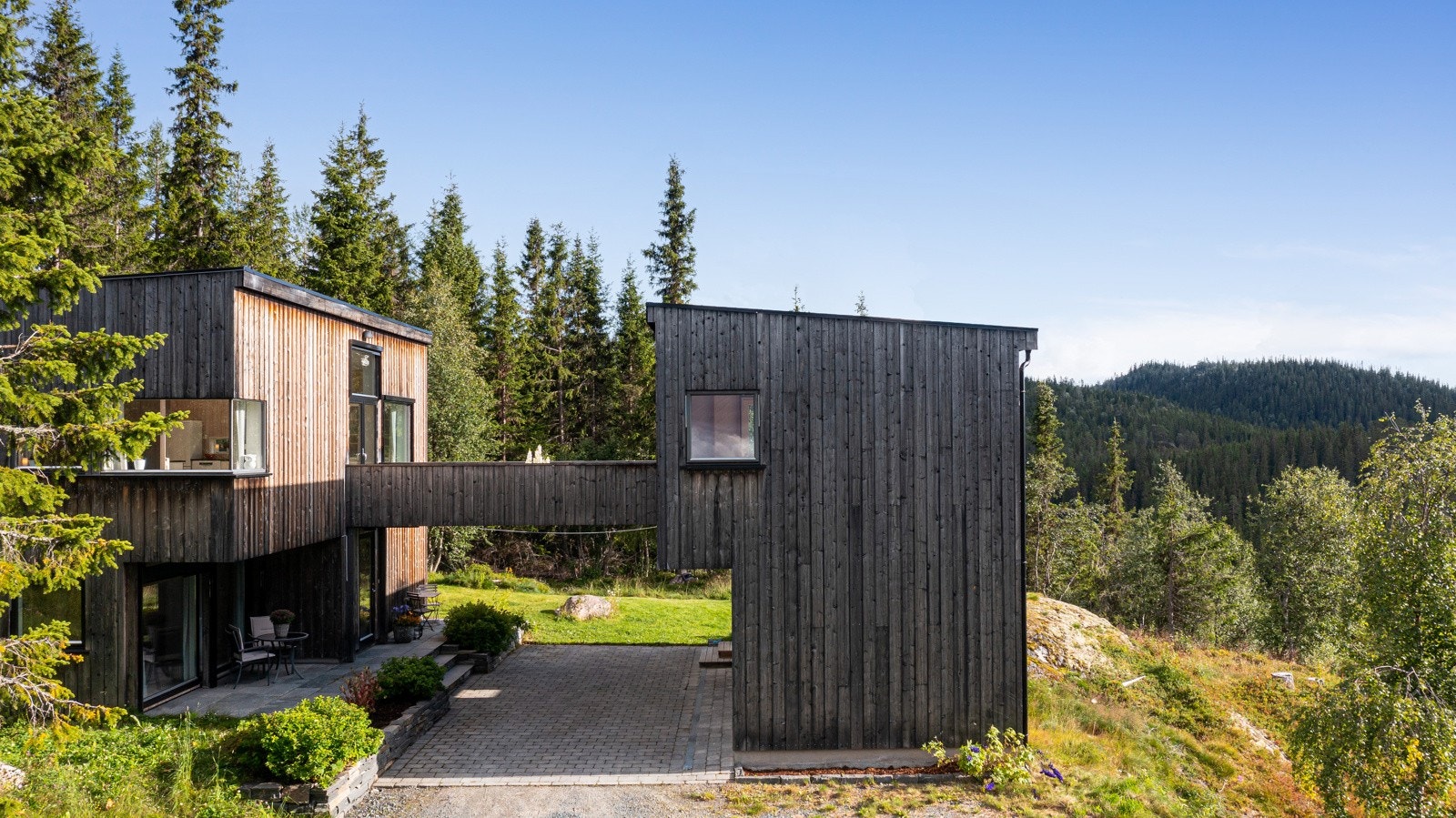 Inspirasjon til uformingen av eiendommen er hentet fra de gamle gårdstunene, med hus, eldhus og stabbur, samt tun med veg gjennom gårdsplassen. Galleribilde