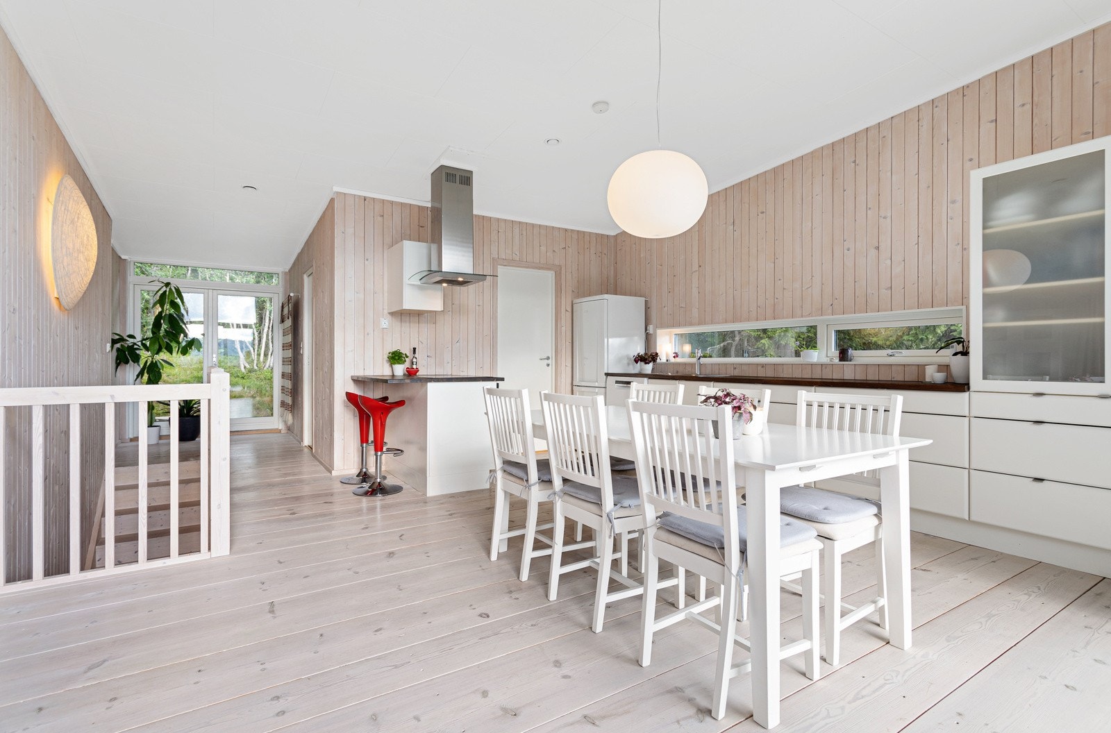 Kjøkkeninnredning fra Øyfjell kjøkken med heltre fronter, glass i høyskapene og heltre benkeplate i syrerøkt eik. God plass til hyggelig sittegruppe. Galleribilde