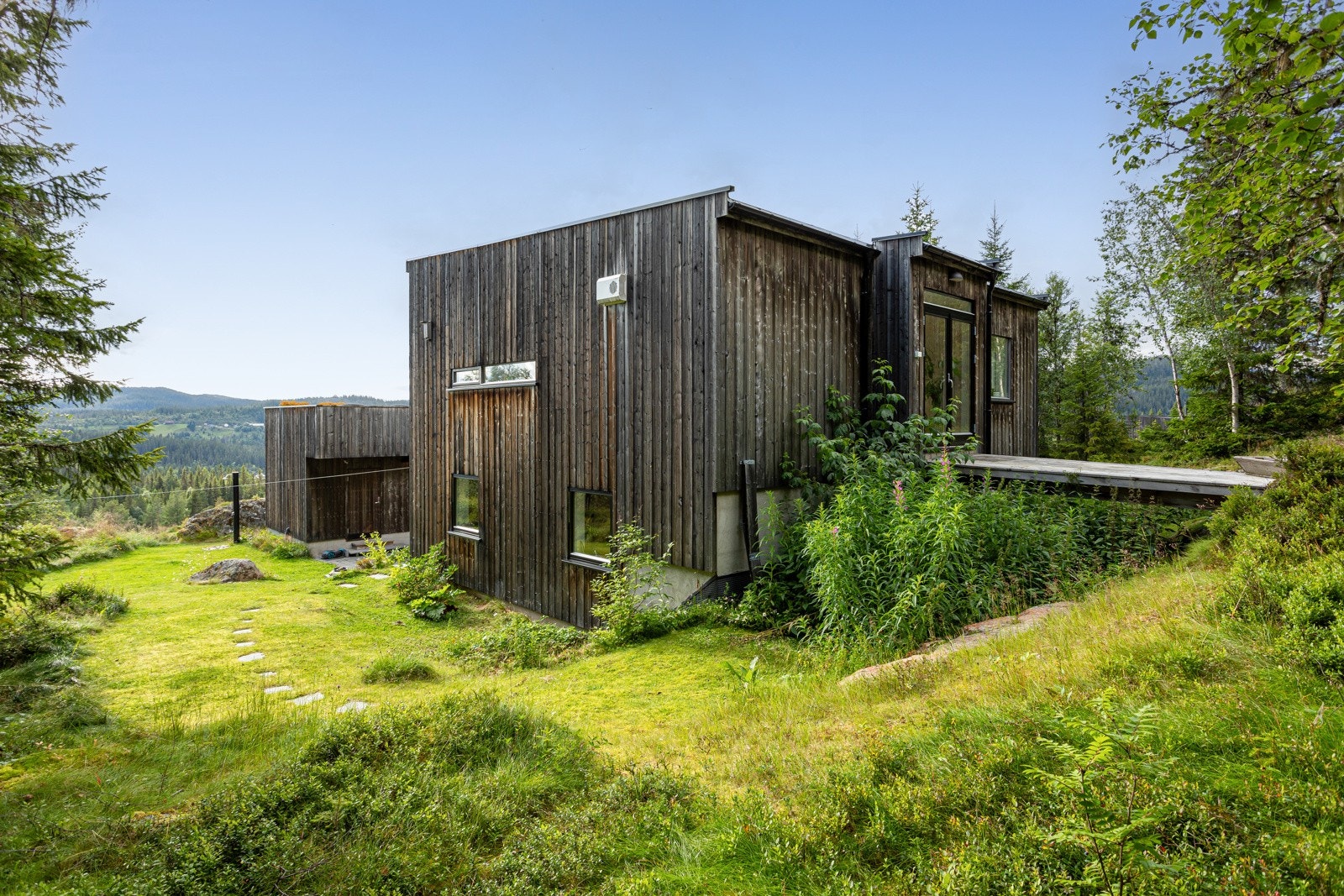 Den store tomten gir mulighet til dyrehold, og å kunne dyrke egne grønnsaker. Galleribilde