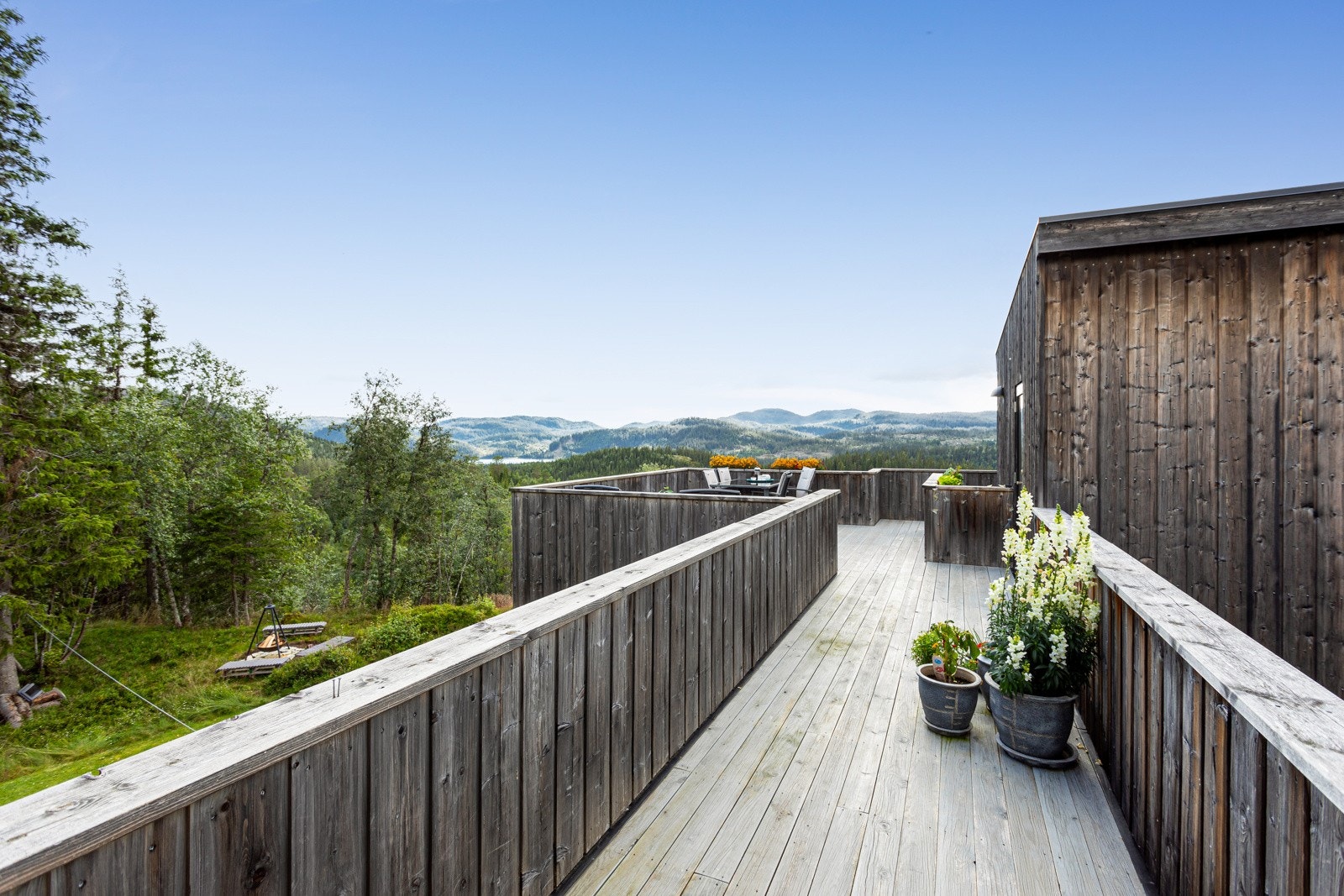 Verandaen er plassert i høyden, og som en forlengelse av innerommet. Dette gir nydelig, usjenert usikt. Galleribilde