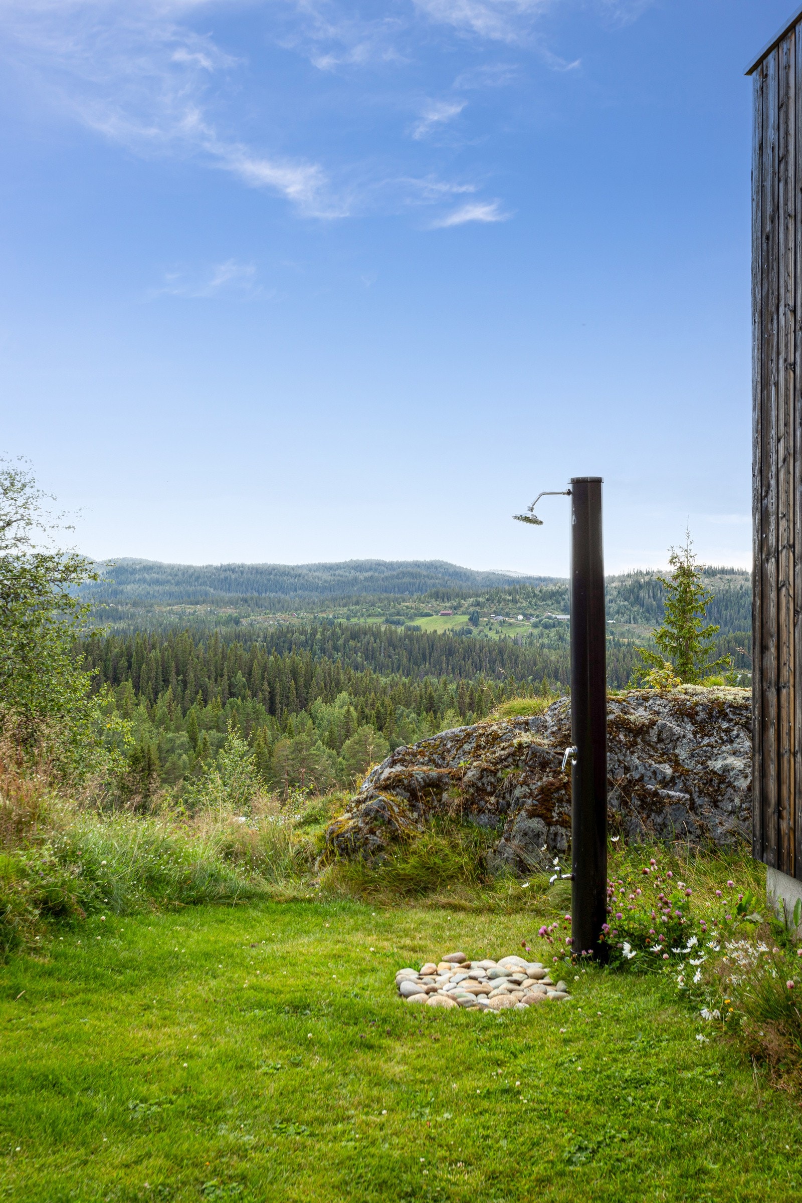 Etablert utedusj i hagen. Galleribilde
