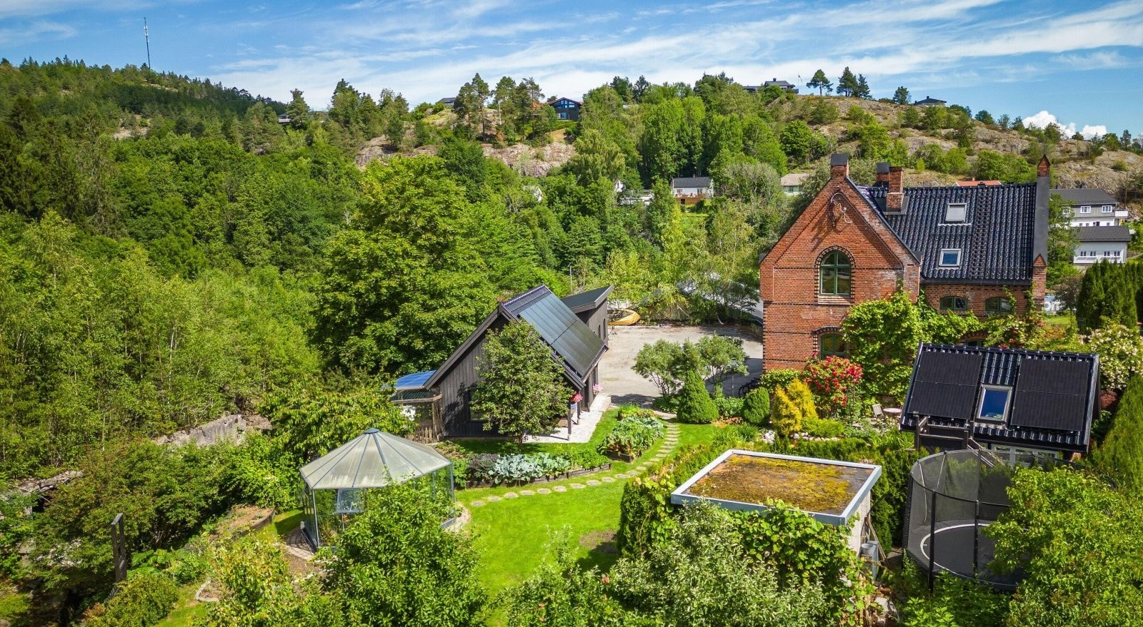 Ærverdig og unik eiendom med et fantastisk uteareal. Galleribilde