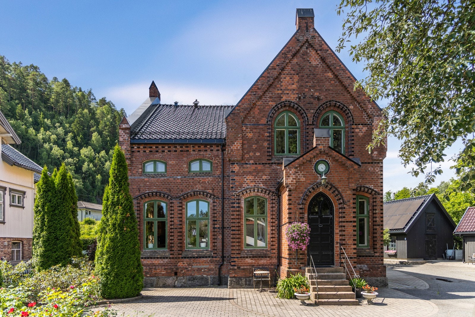 Dette er en fantastisk eiendom og har flere brukshus - lagerbygg, verksted og vinterhage. Galleribilde