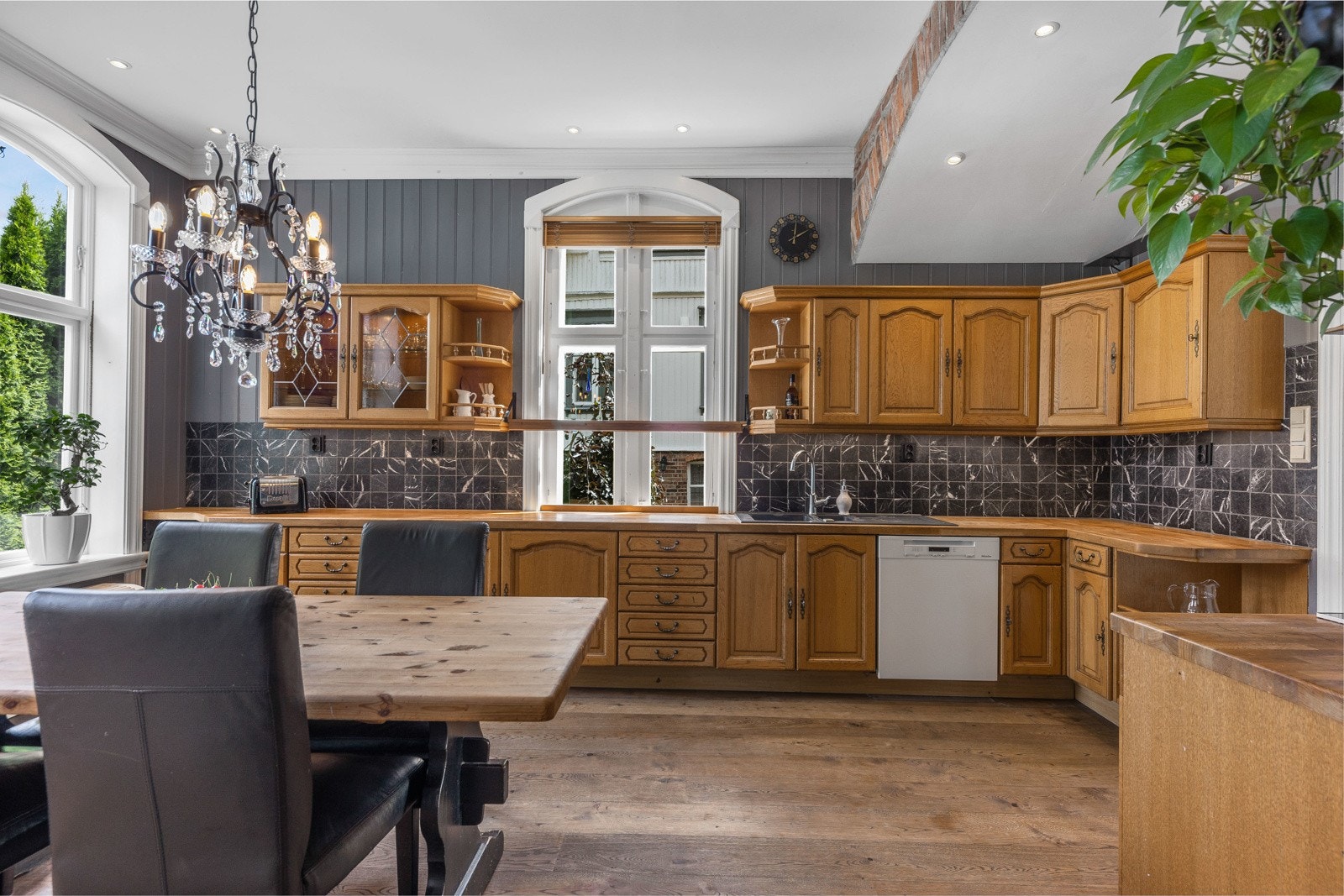 På kjøkkenet er det godt oppbevaringsmuligheter i over- og underskap. Galleribilde