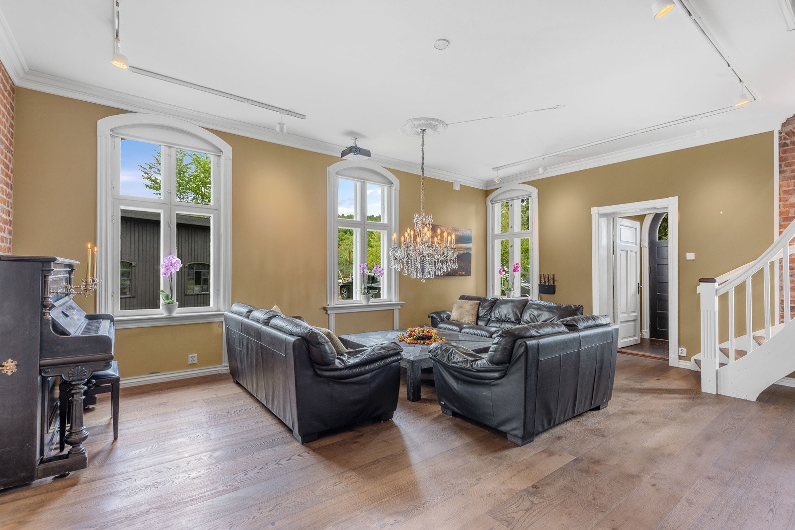 Romslig stue med god plass for sofagruppe, spisebord og øvrig ønsket møblement. Galleribilde