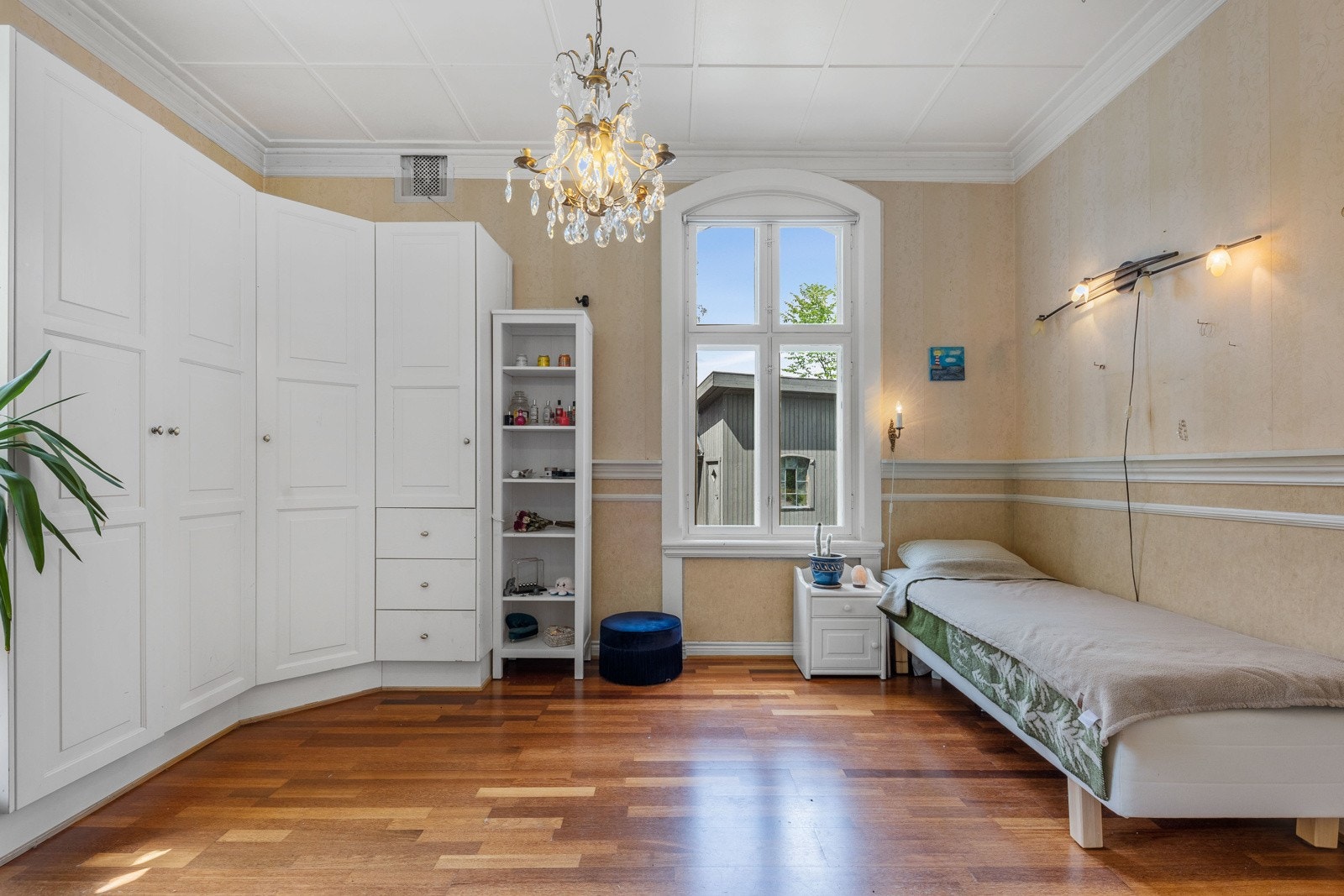 Soverom i 1.etg. God plass til seng, garderobeskap og pult. Tilgang til bod for lagring. Galleribilde