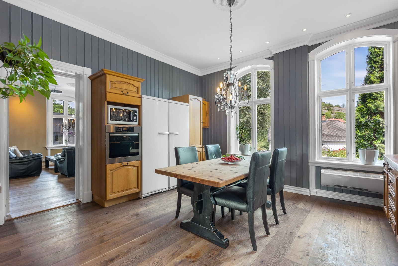 Kjøkken med stor plass til spisebord. Galleribilde