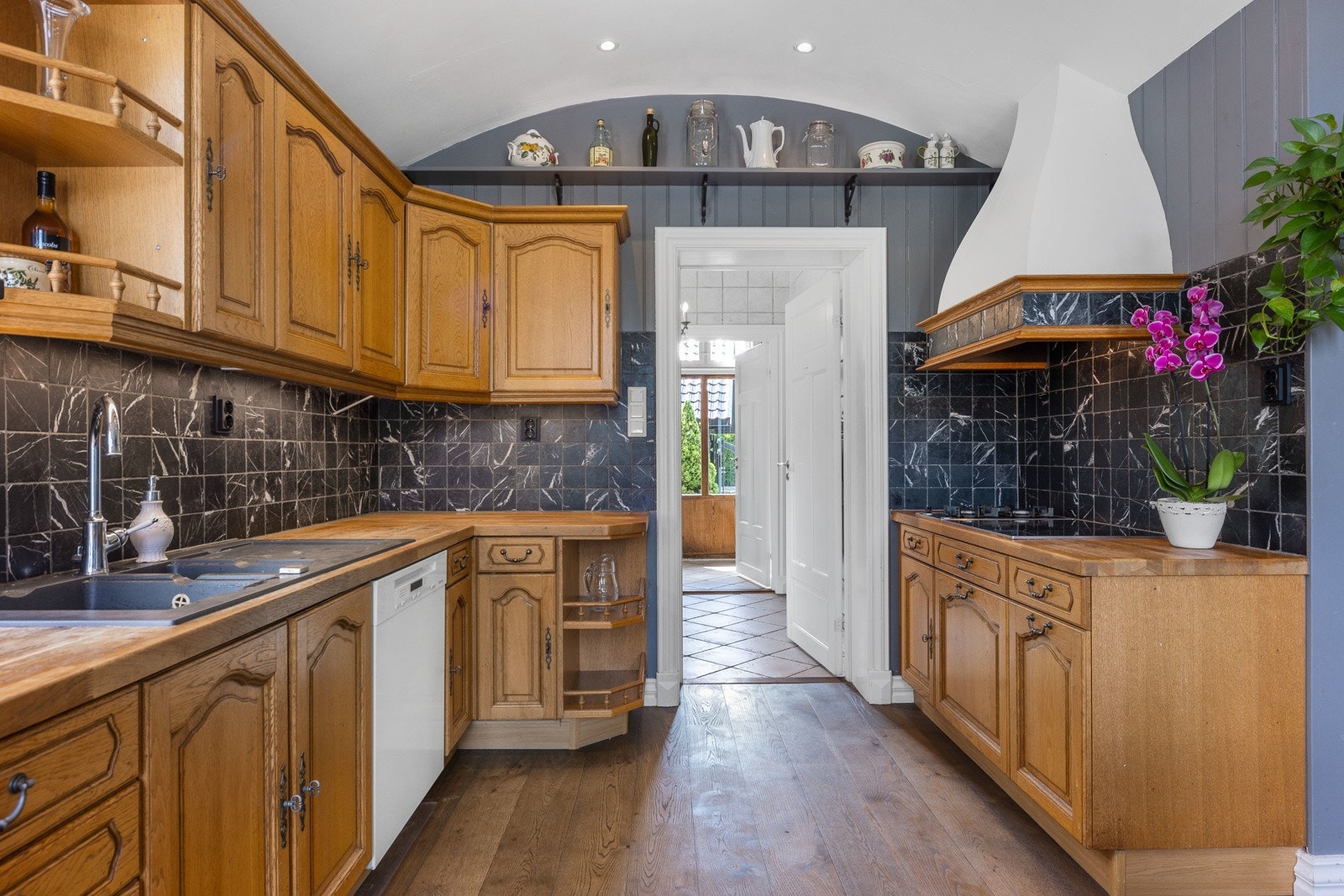 Fra kjøkkenet har du enkel adkomst til bad og vaskerom. Galleribilde