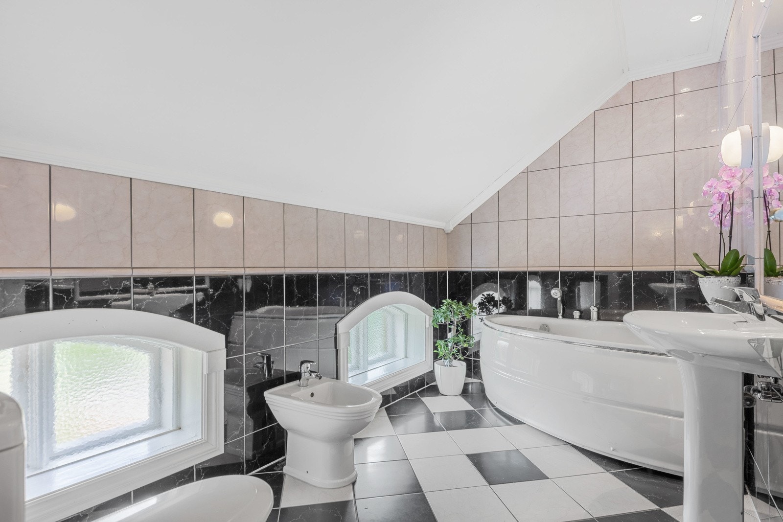 Bad i 2.etg med fliser på gulv, fliser på vegger og lysmalt himling. Galleribilde