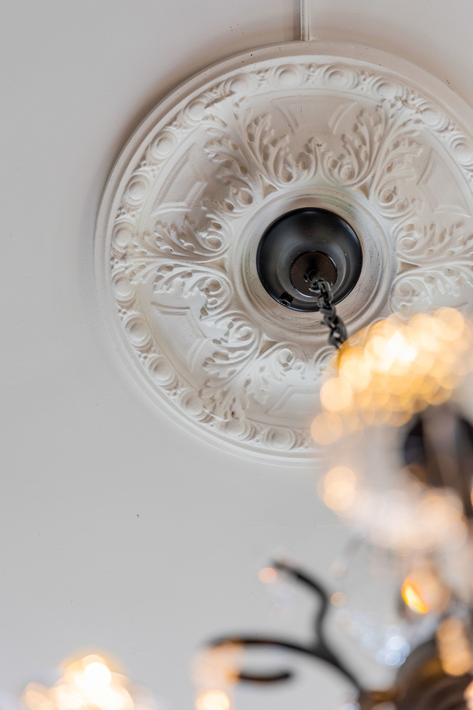 Klassisk og moderne rosett i himling på kjøkken. Galleribilde