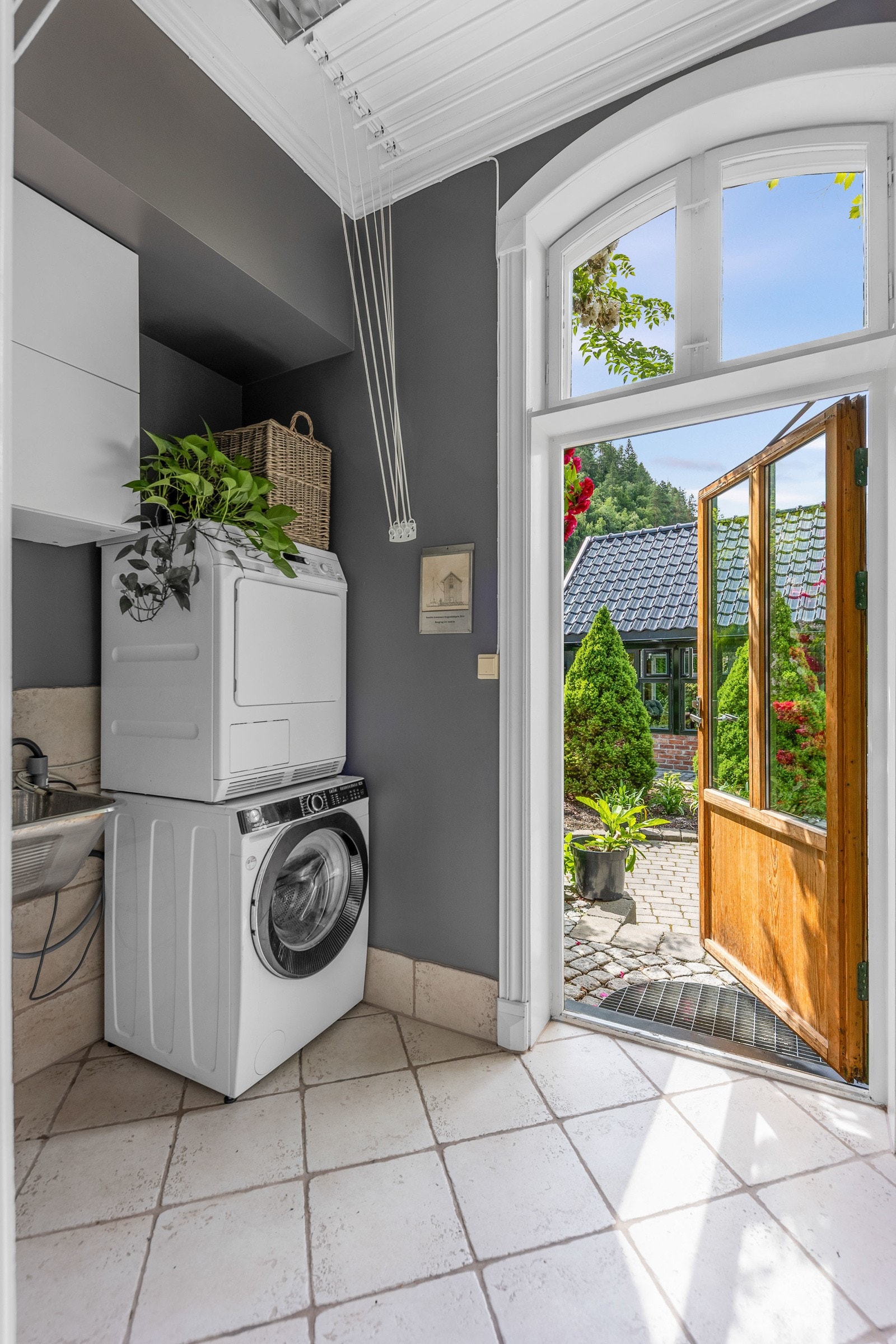 Praktisk vaskerom med egen adkomst. Opplegg til vaskemaskin og tørketrommel og utslagsvask. Galleribilde