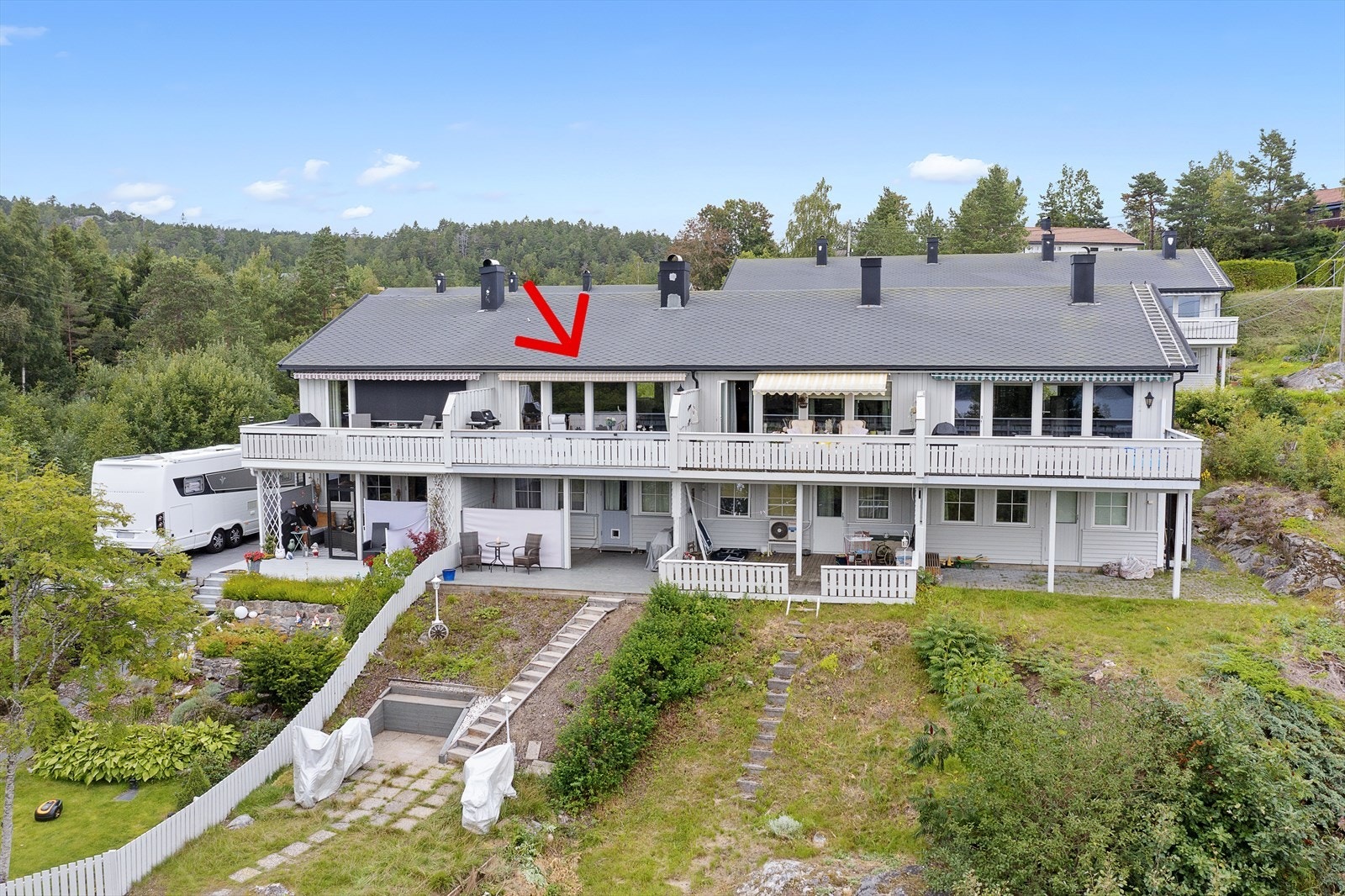 Leiligheten har fine uteplasser i form av både terrasse og gressplen, og kan skryte på seg gode solforhold og fin sjøutsikt til Hellefjorden. Galleribilde