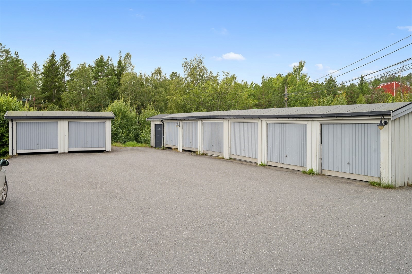 Borettslaget har flere felles parkeringsplasser oppe ved garasjene. Galleribilde