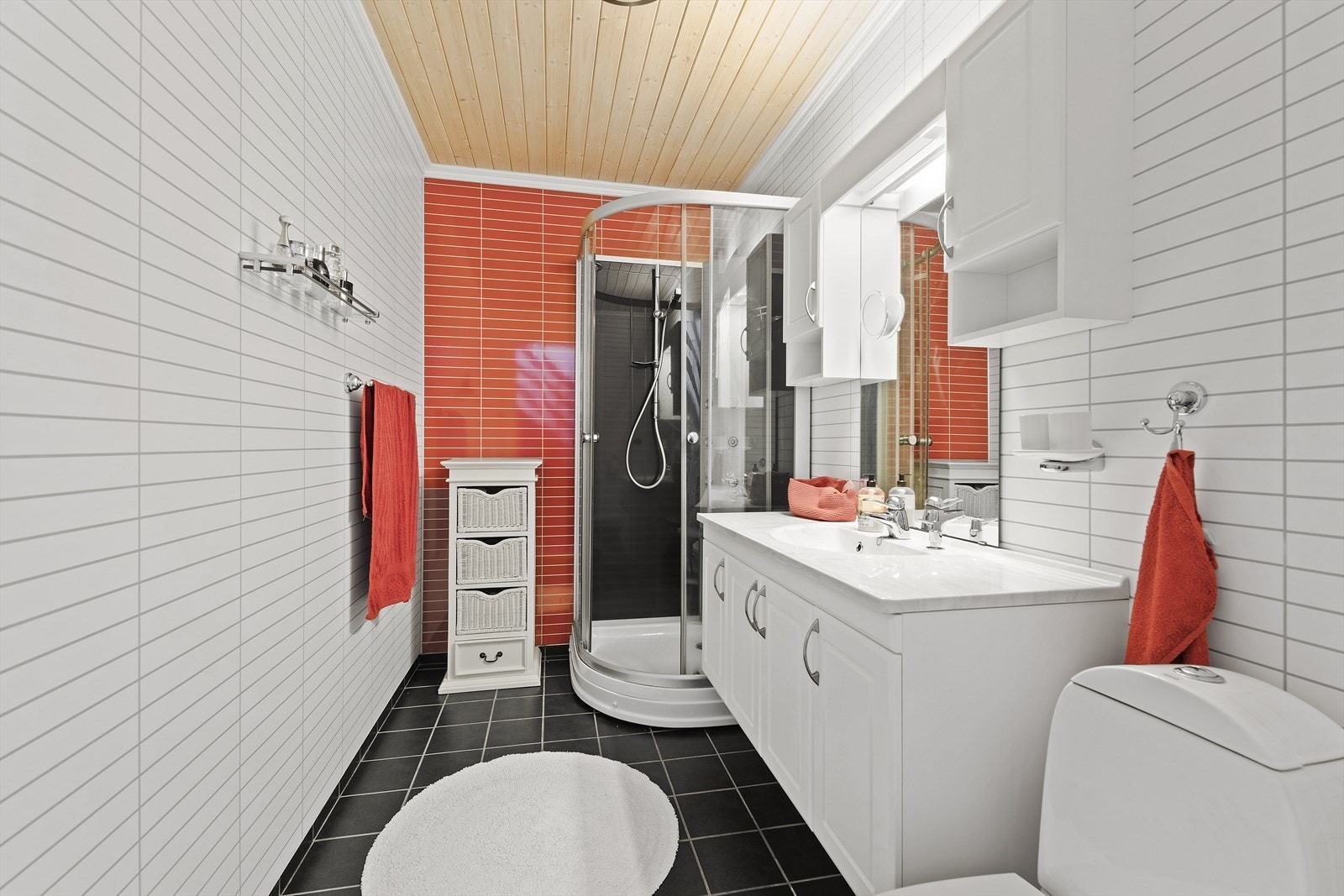 Flott bad med wc, dusjkabinett, servant med skaper og speilskap. Galleribilde