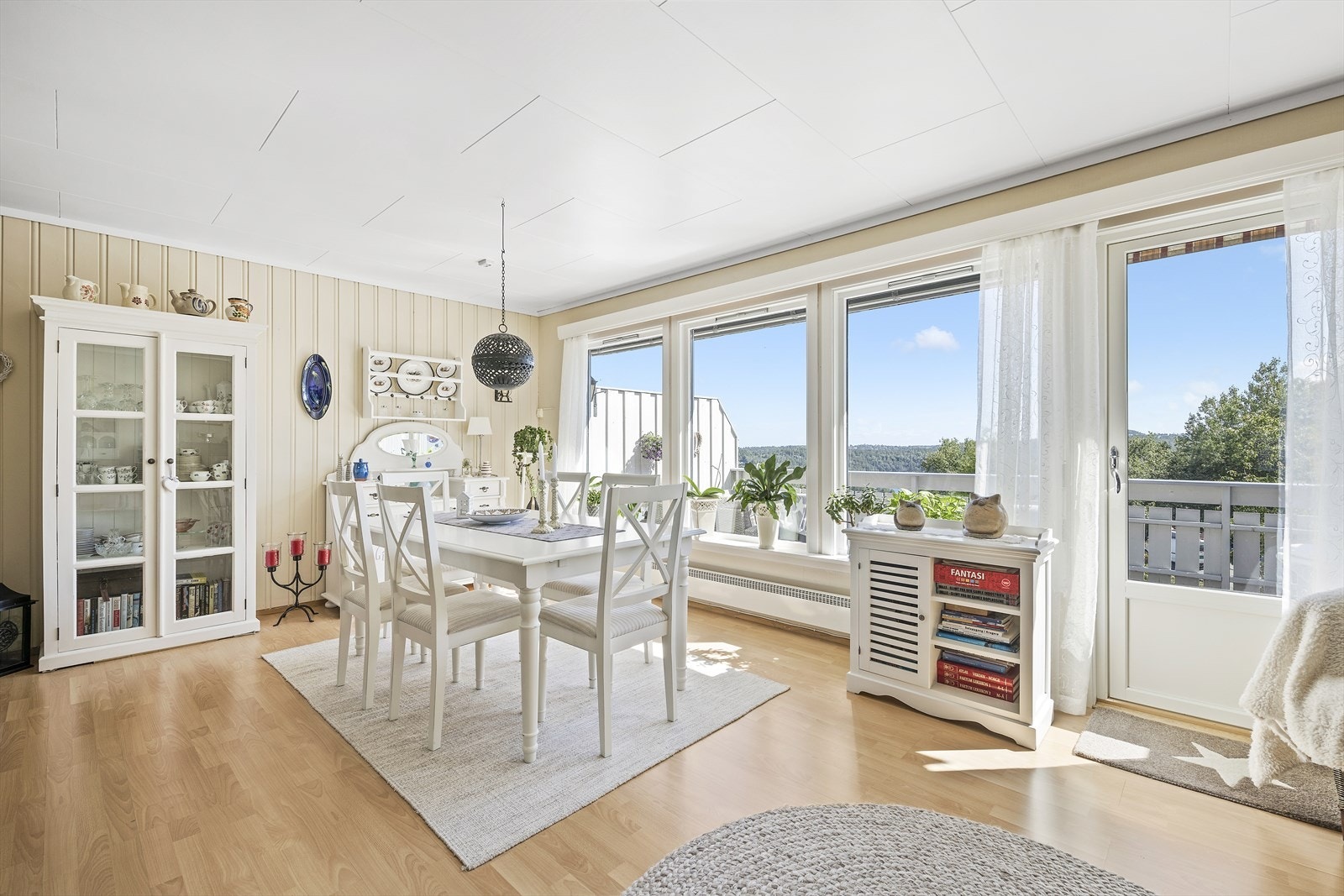 Stuen fremstår som lys og fin. Her er det store vindusflater som slipper inn rikelig med lys, samt fremhever den fine sjøutsikten. Galleribilde