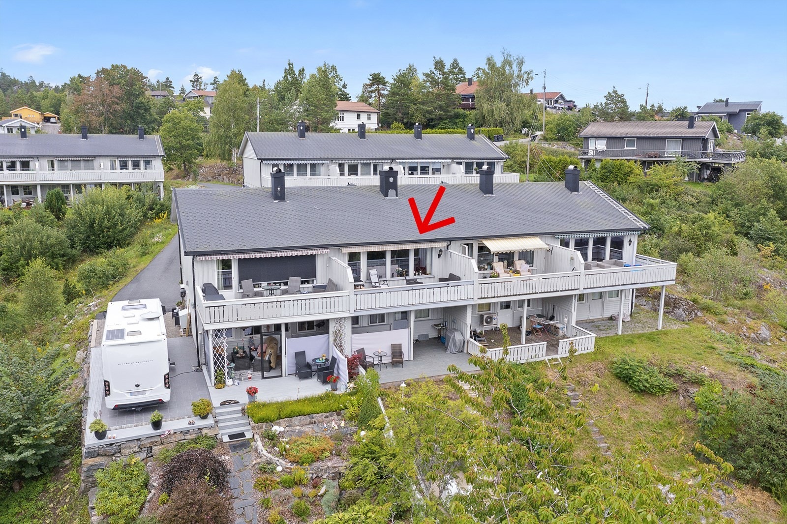 Fin rekkehusleilighet med koselige uteplasser og fin utsikt til Hellefjorden! Galleribilde