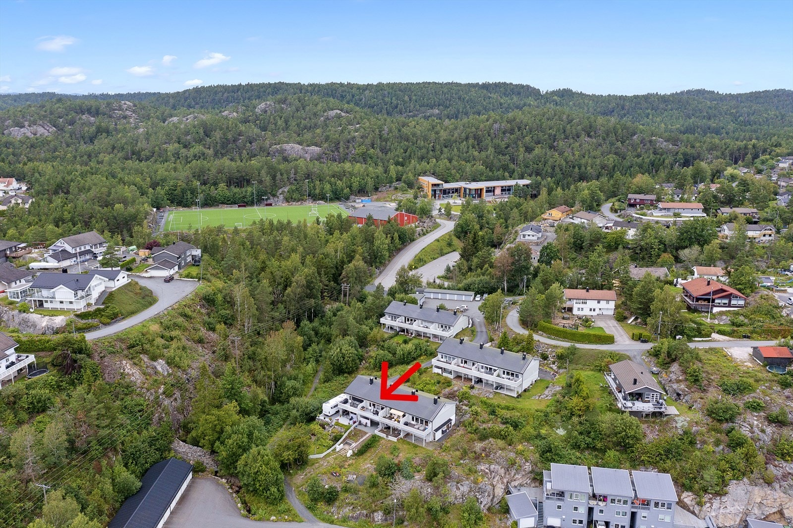 Fra eiendommen er det kun 2 min gange til Helle barneskole, og drøye 8-10 min til barnehage. Galleribilde
