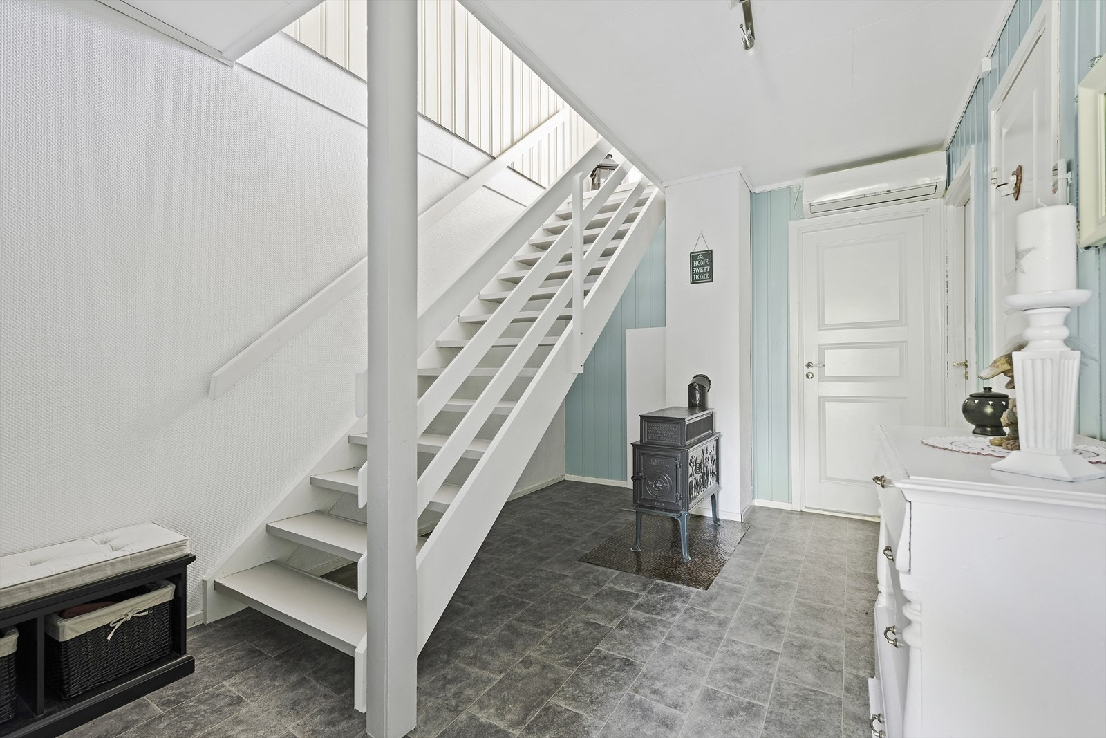 1. etg. inneholder: Vindfang, hall, bad, vaskerom, 2 soverom og to boder. Galleribilde