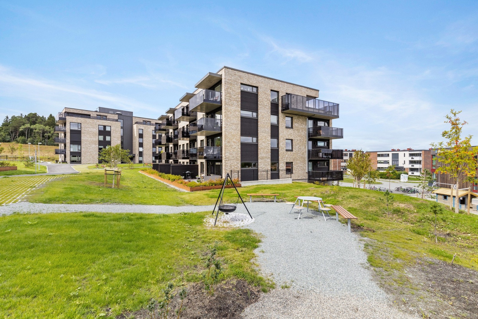 Veldrevet sameie med parkmessig opparbeidet fellesareal. Sameiet skiller seg ut med de fasiliteter som smørebod, sykkelverksted, og drivhus. Galleribilde