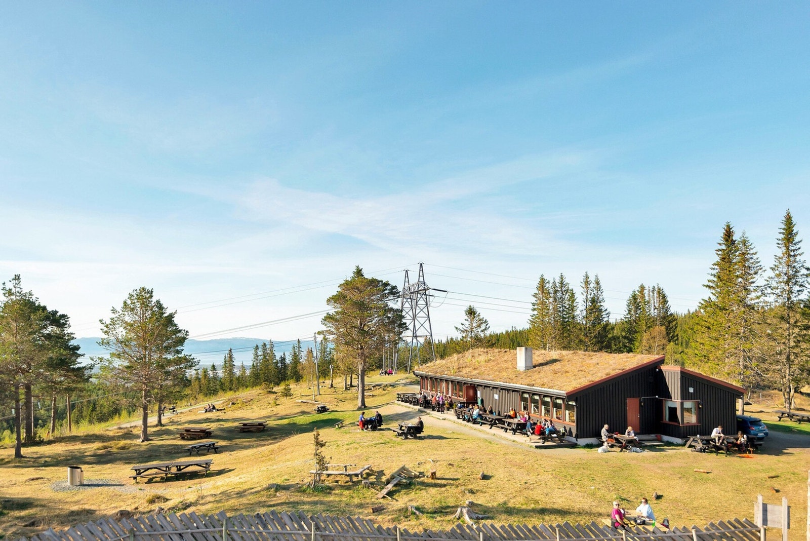 Estenstadmarka og hytta ligger få kilometer fra eiendommen. Flere turmuligheter gjennom hele året for store og små. Galleribilde