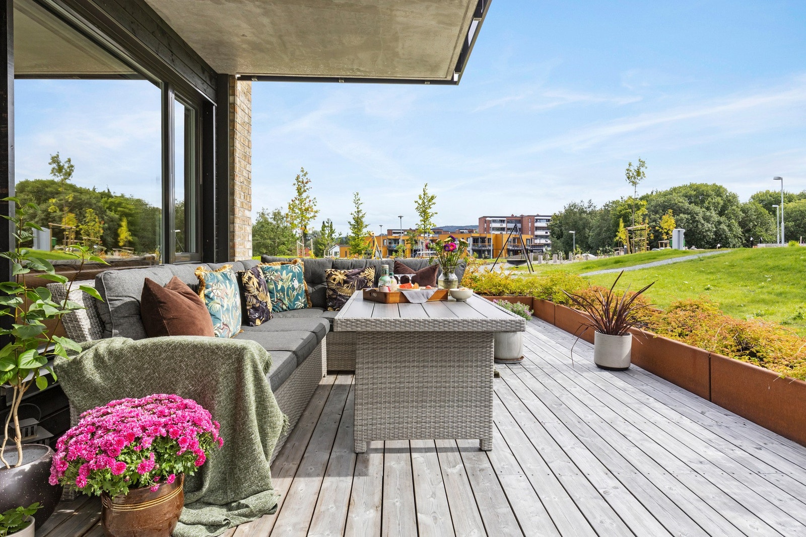 Den 33 kvadratmeter store verandaen er enkel å innrede og vil være til stor glede på de varme sommerdagene! Galleribilde