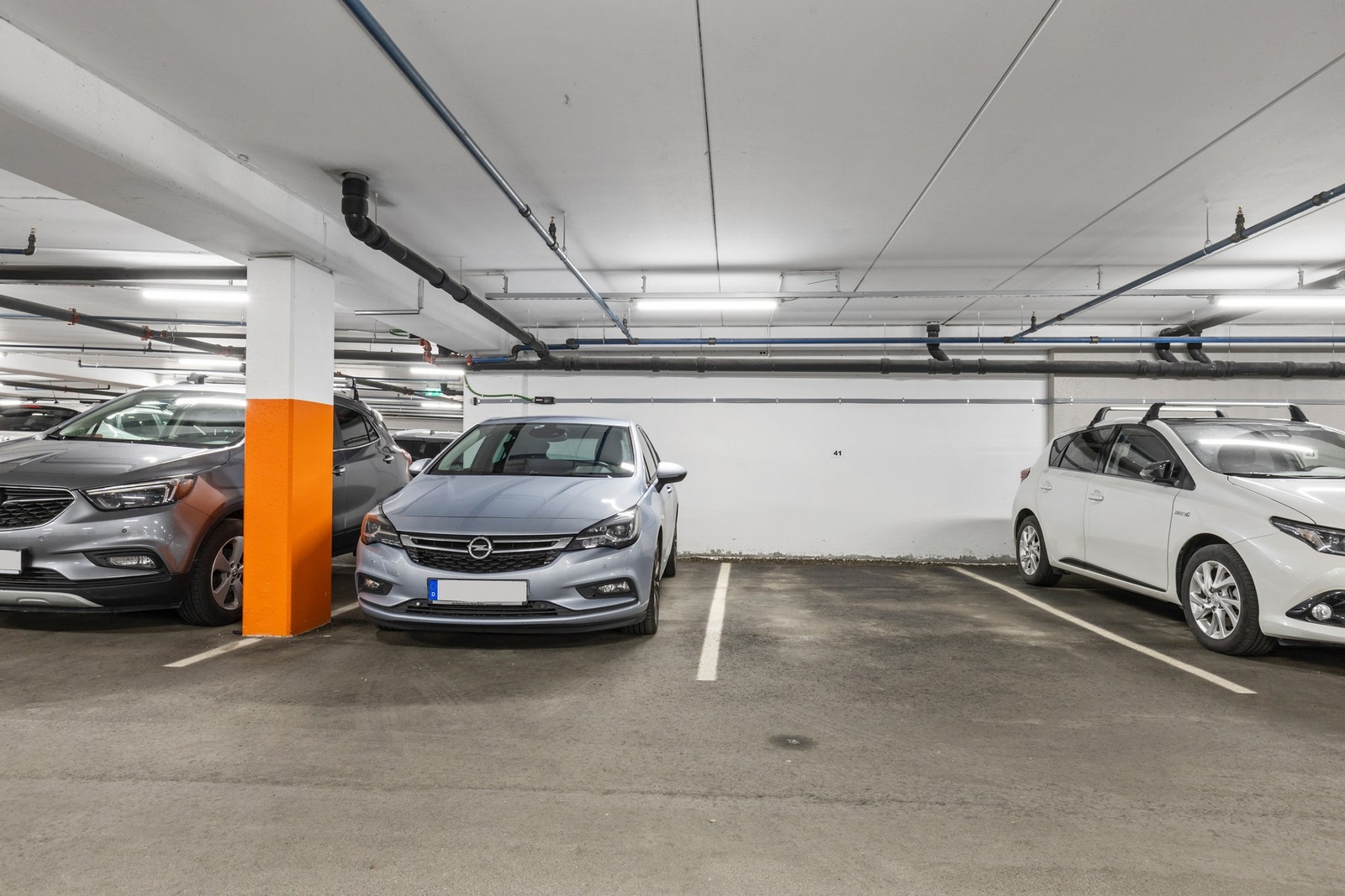 Det medfølger fast parkeringsplass i oppvarmet garasjekjeller. Opplegg for elbil-lader er på plass. Galleribilde
