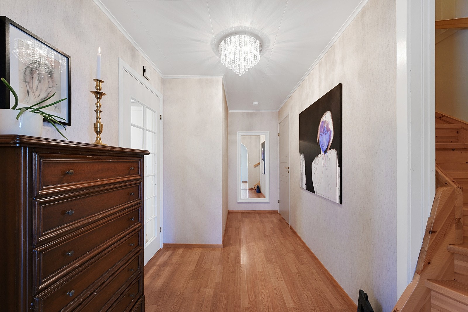 Gang i 1. etasje med trapp opp til 2. etasje og ned til kjeller og hybel Galleribilde