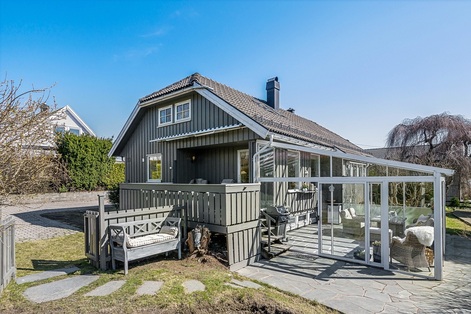 Deilig og solrik uteplass med innglasset terrasse. Galleribilde