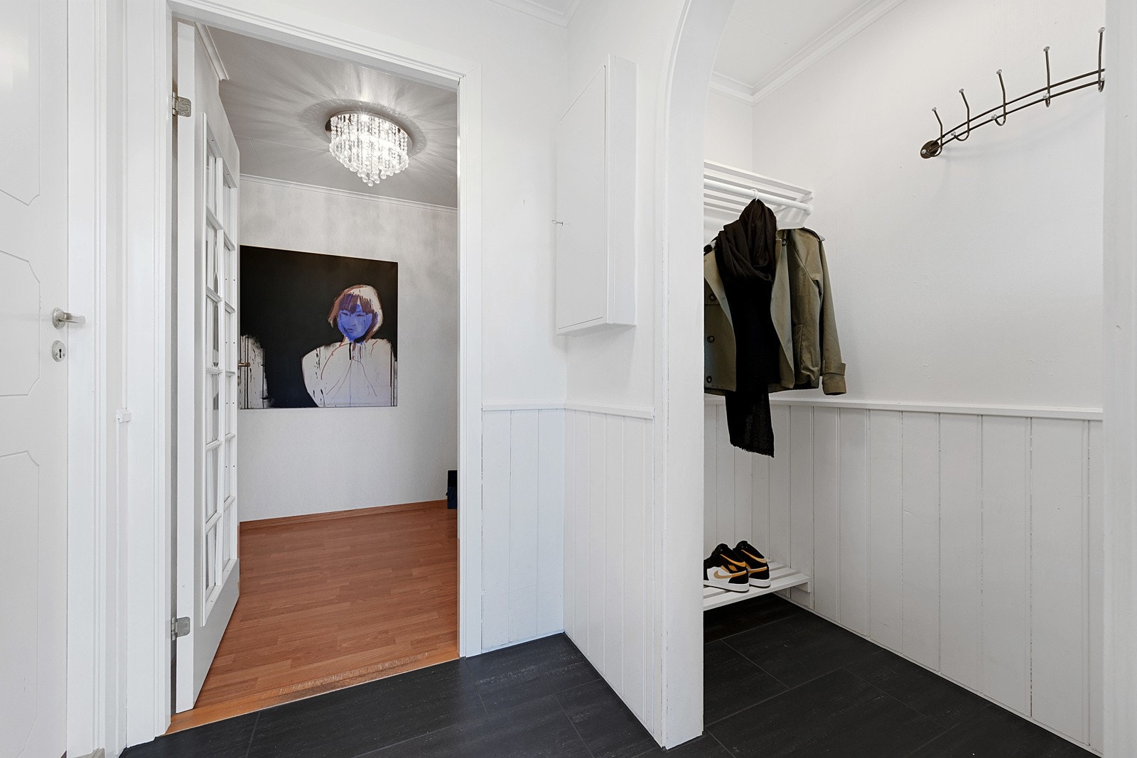 Gang og vindfang i 1. etasje Galleribilde