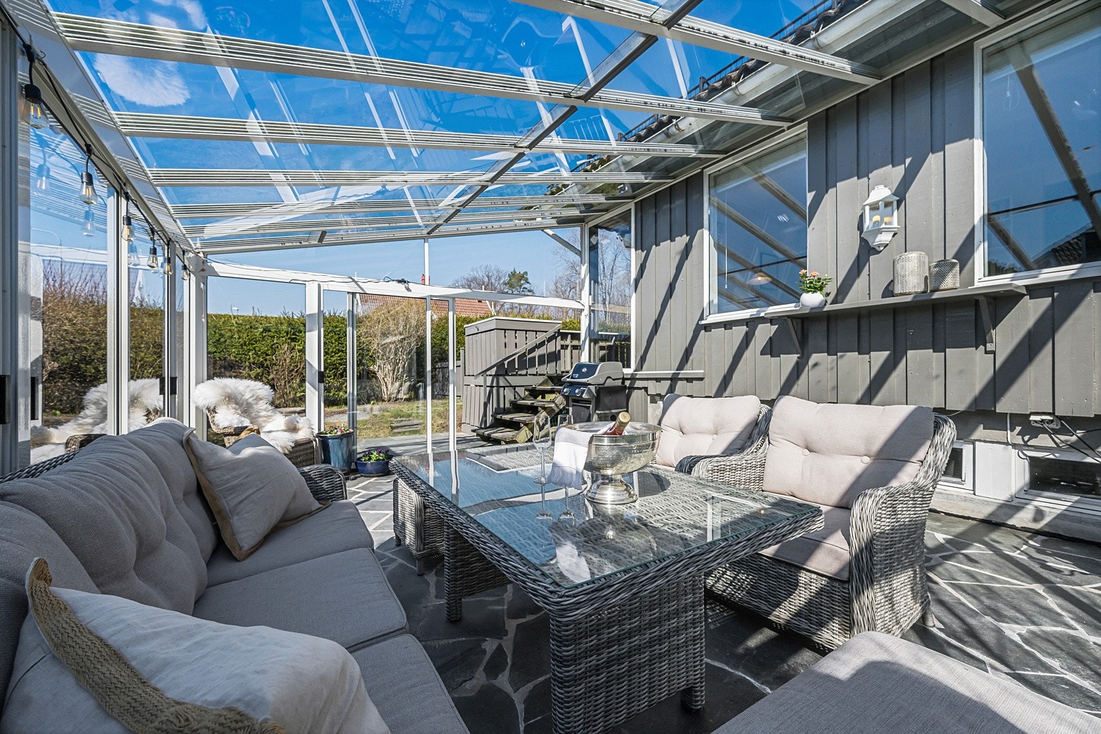 Deilig innglasset terrasse. Her forlenger du sommeren både vår og høst. Galleribilde