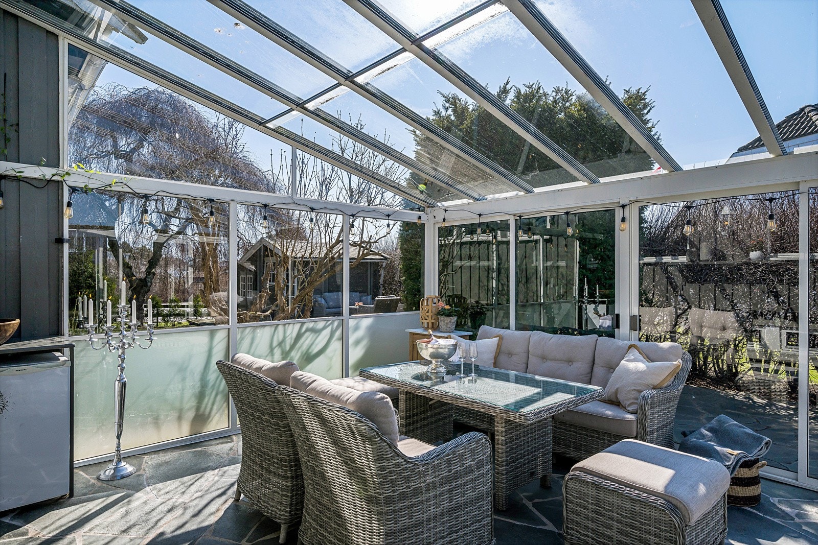 Deilig innglasset terrasse. Her forlenger du sommeren både vår og høst. Galleribilde