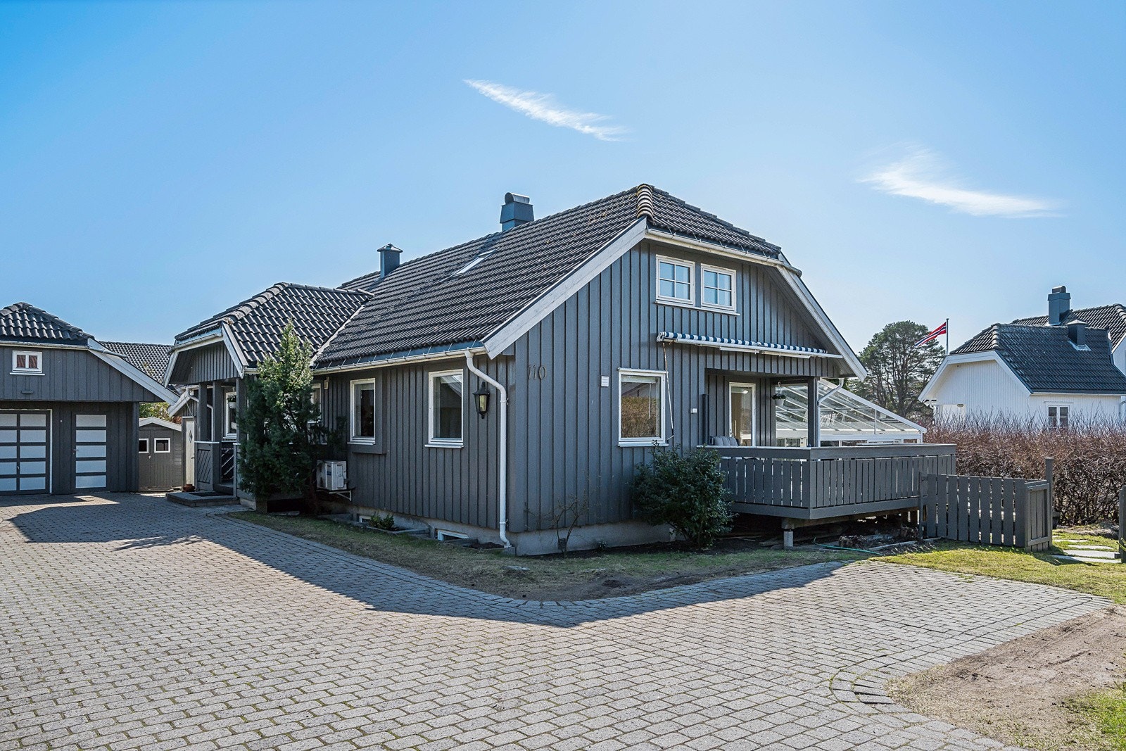 Stor gårdsplass med plass til flere biler. Galleribilde