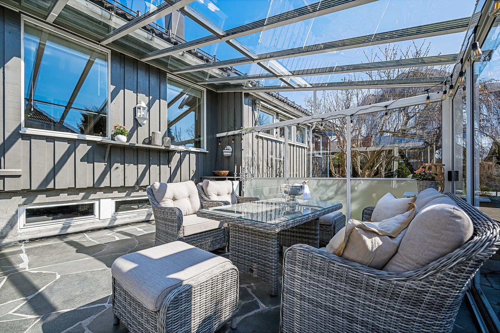 Deilig innglasset terrasse. Her forlenger du sommeren både vår og høst. Galleribilde