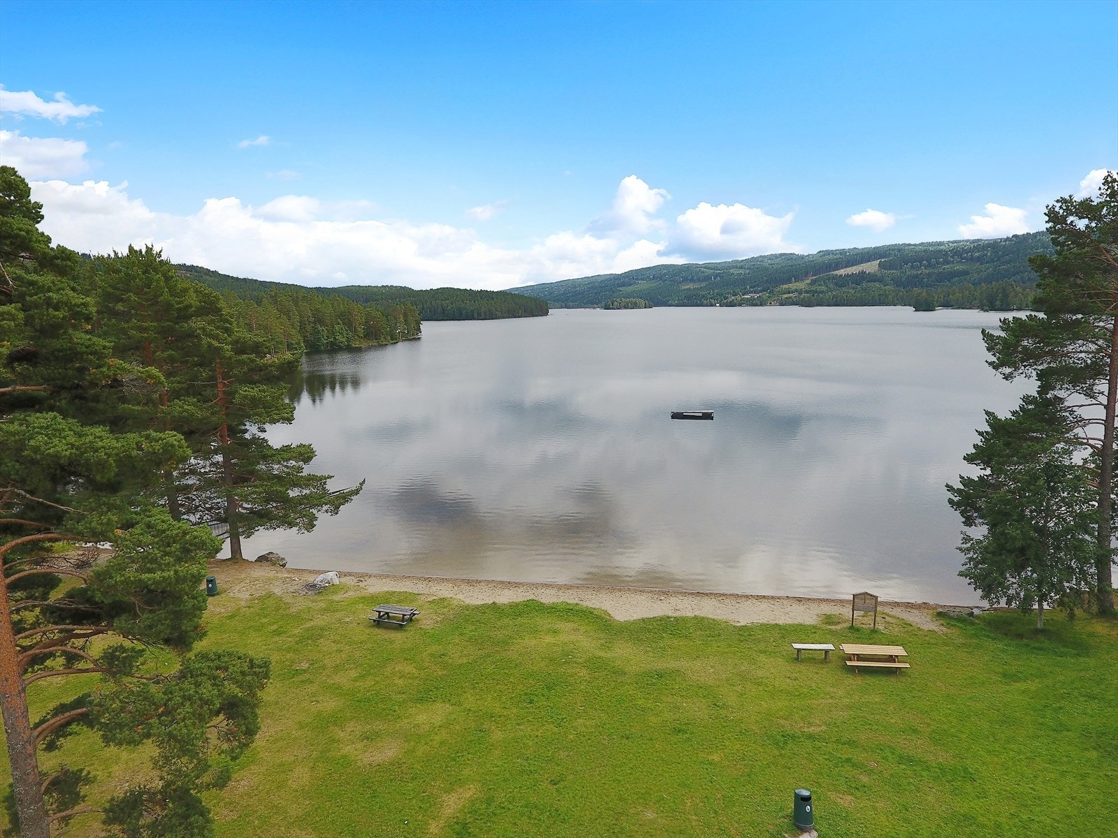 Badeplass på Bæreia ca. 3km fra eiendommen. Galleribilde
