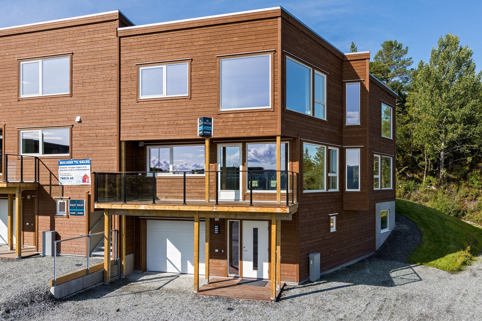 Boligen er nylig ferdigstilt og har en fin beliggenhet, i enden av rekken. Galleribilde