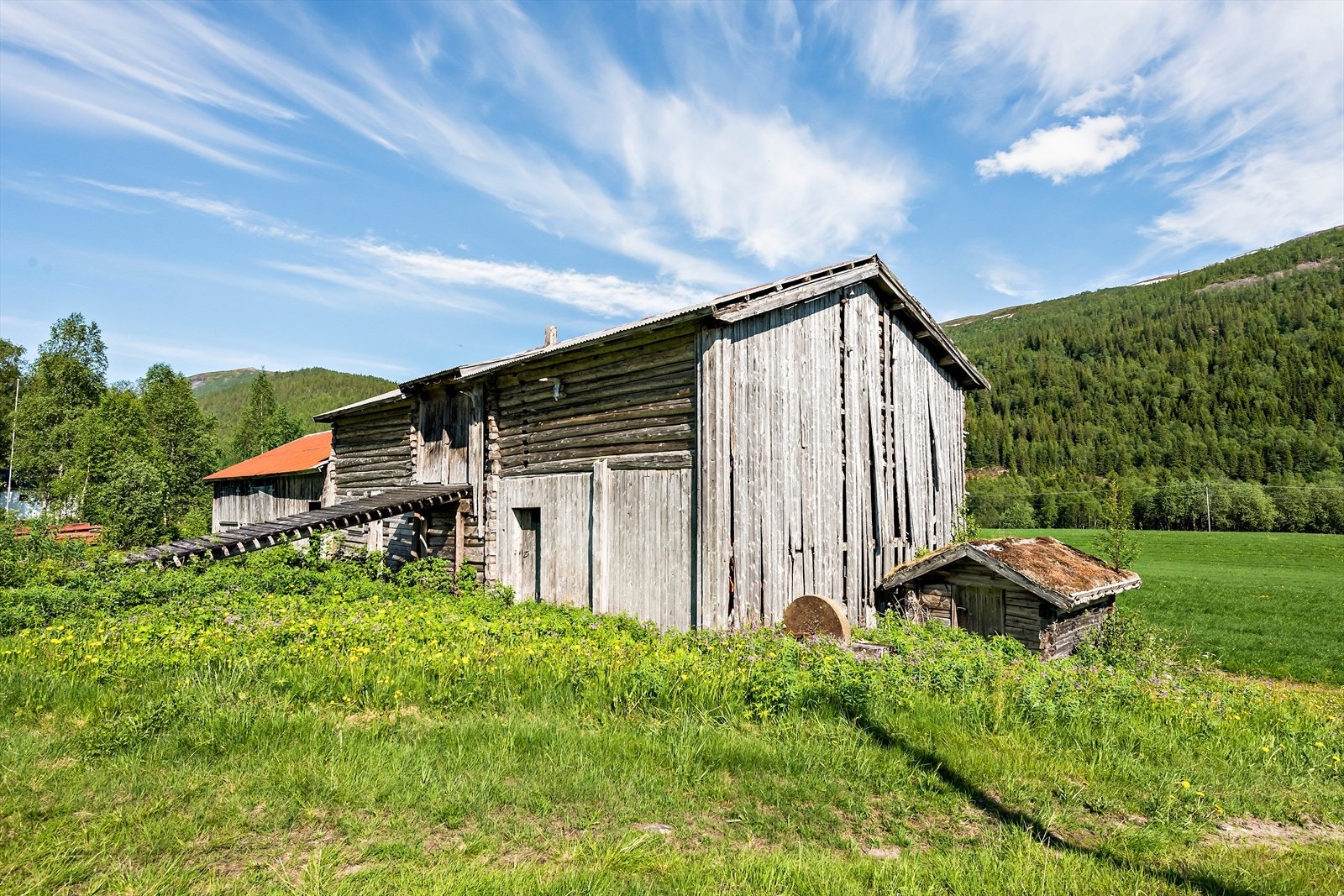 Det gamle fjøset brukes i dag som lager. Galleribilde