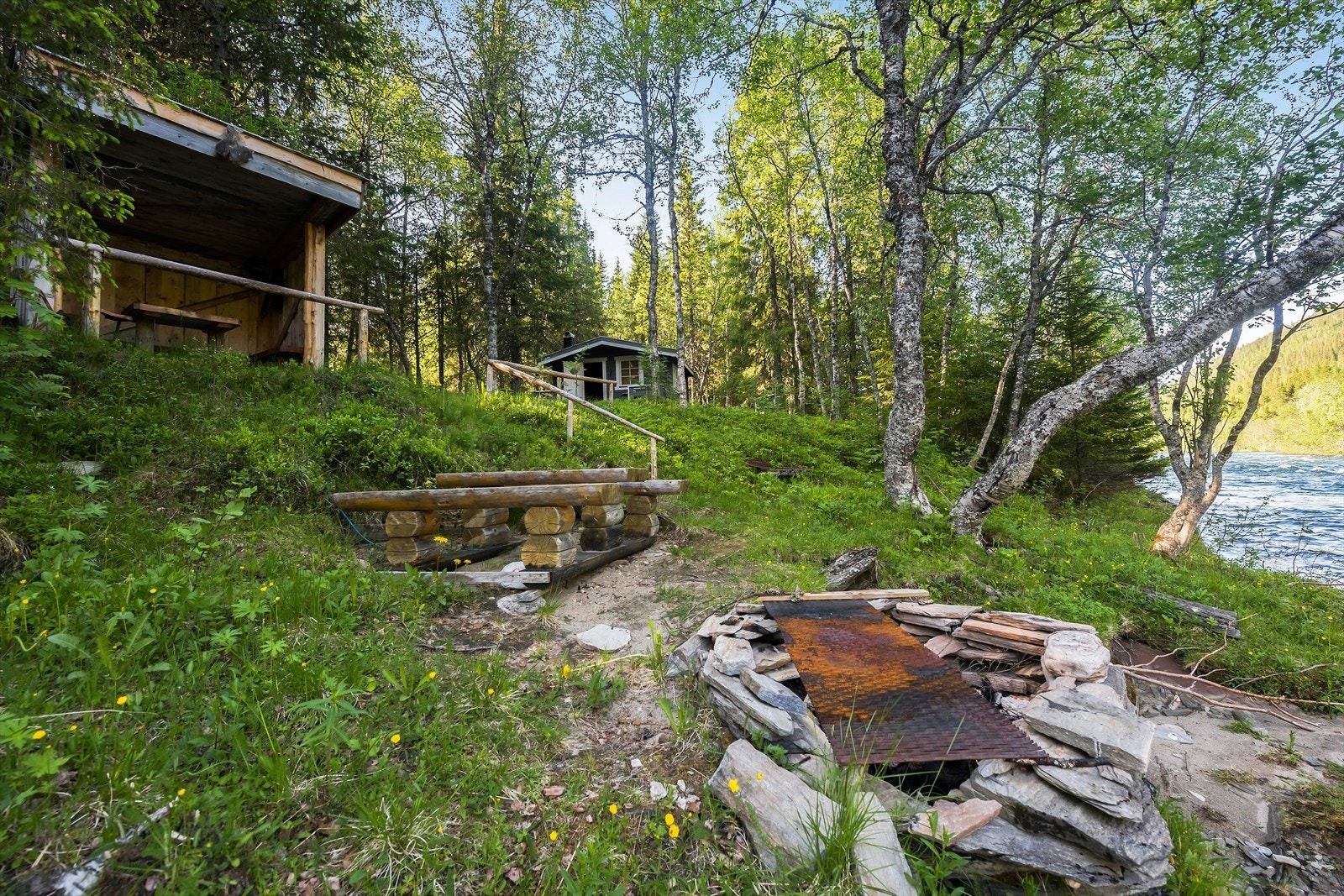 I tillegg til hytta har du både fiskebu og gapahuk. Galleribilde