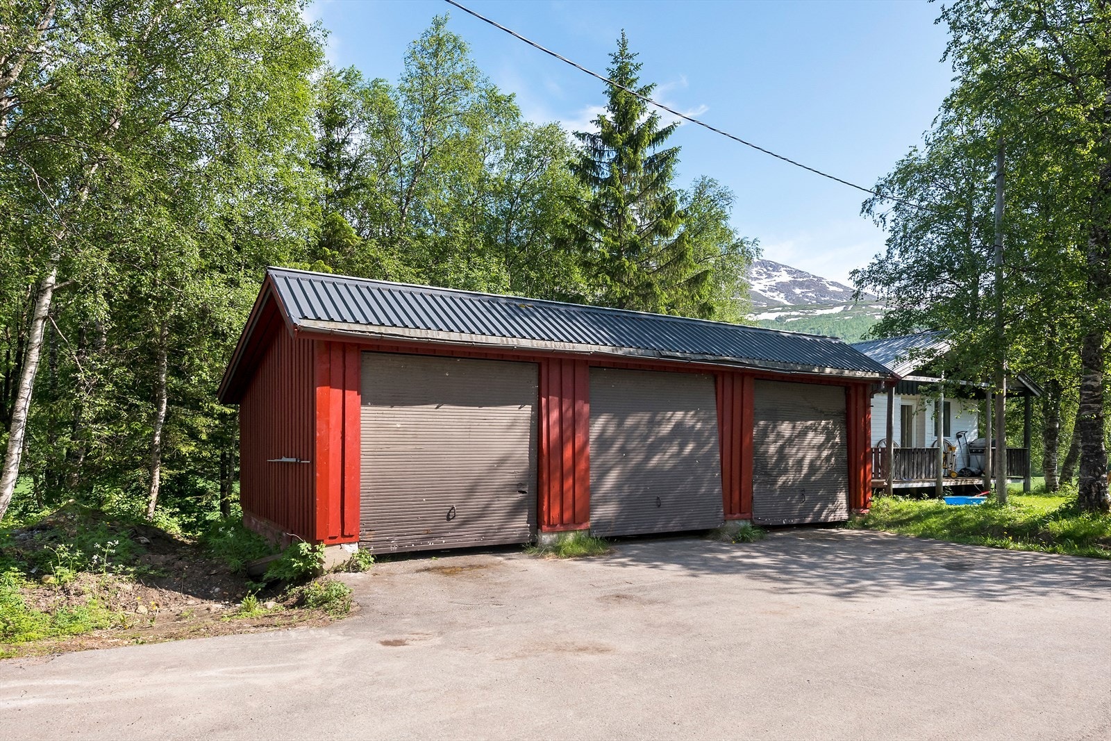En av garasjene. Denne er fra 1977 og har 3 vippeporter. Galleribilde