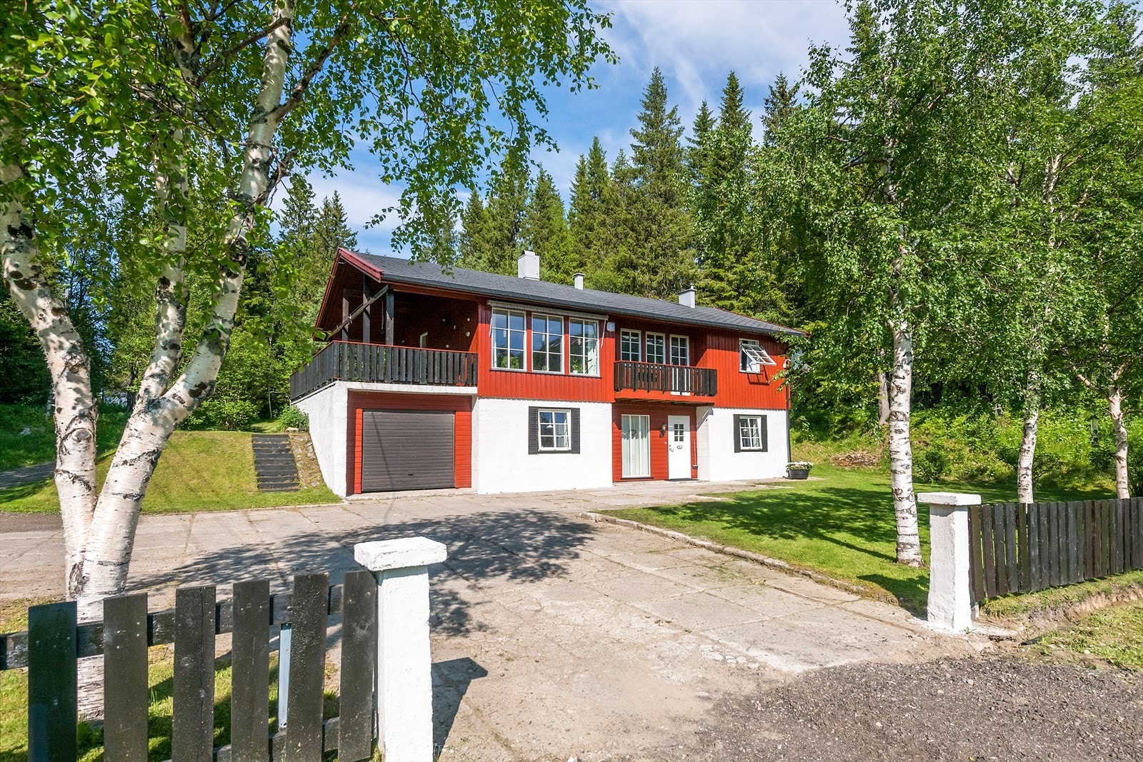 Ønsker du å bo landlig til og samtidig bo i en bolig som er vel ivaretatt og det bare er å flytte rett inn i ? Ja da kan dette være boligen for deg. Galleribilde