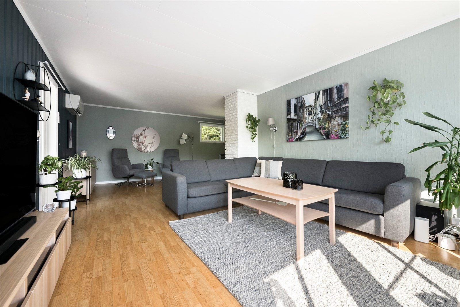 Rommet er stort med mulighet for møblering av sofa, godstoler og spisebord. Galleribilde