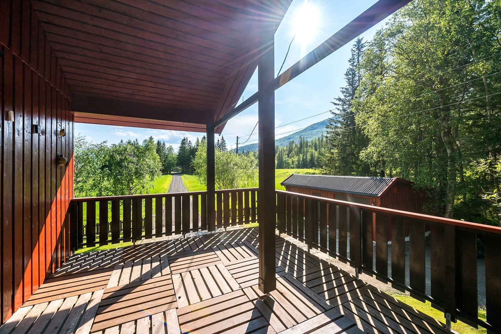 Den store terrassen med utgang fra stuen er på på ca. 25 m², hvorav ca. 17 m² er med takoverbygg. Her er det mulig å sitte godt under tak selv om det duskregner. Galleribilde