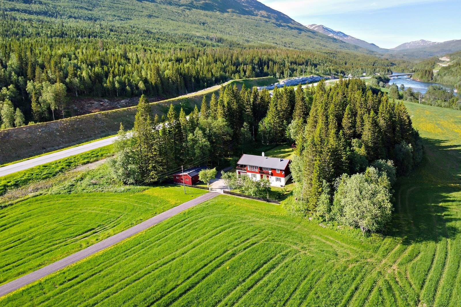 Det er ingen drift på eiendommen pr. i dag, men dyrket mark er i godt hevd og blir årlig innhøstet. Det er traktorvei skogen for uttak av tømmer. Galleribilde