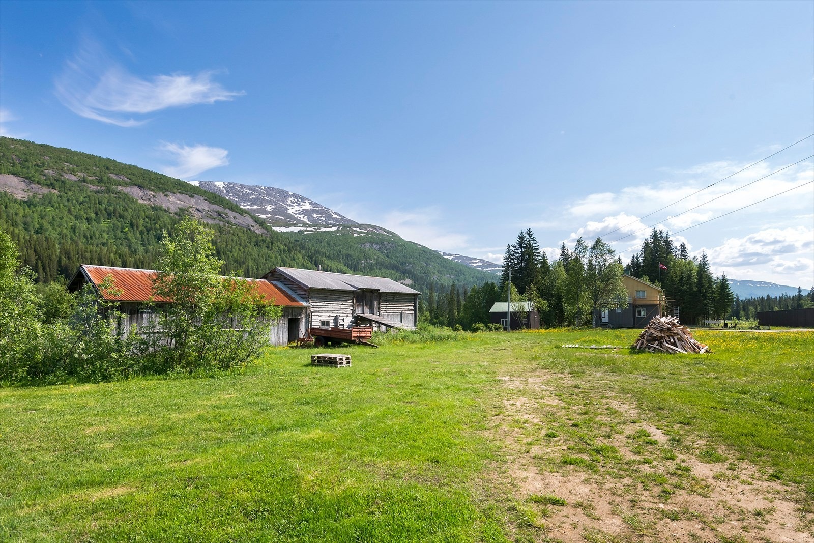 Det er konsesjon og odel på eiendommen. De kjente odelsberettigede har fraskrevet seg odelen. Galleribilde