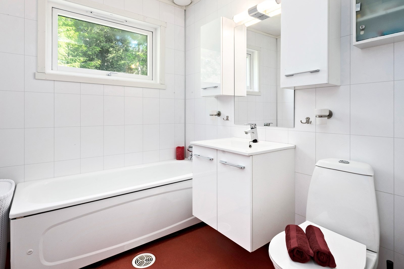 Boligen har 2 bad. Ett i hver etasje.
På dette badet har gulvet vinylbelegg, veggene har baderomsplater fra 2010. Toalettet og innredningen på badet ble også montert i 2010. Galleribilde