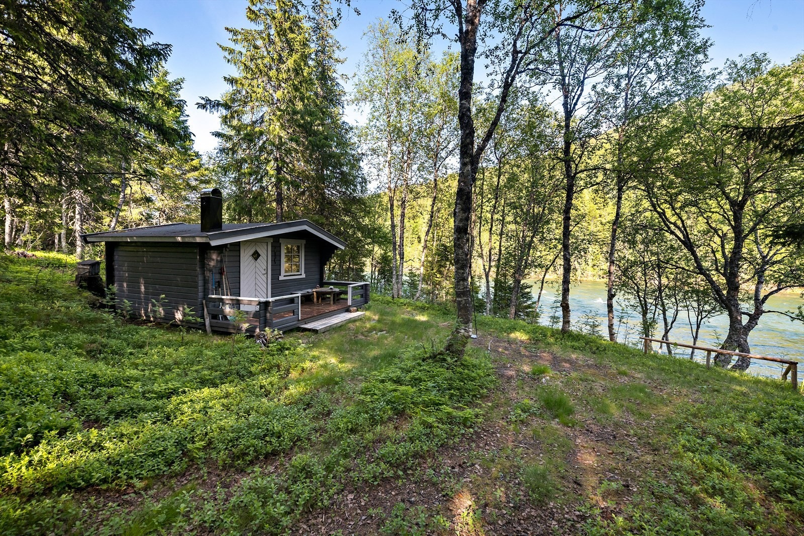 Nede ved elven har du ei hytta som ligger idyllisk til. Galleribilde