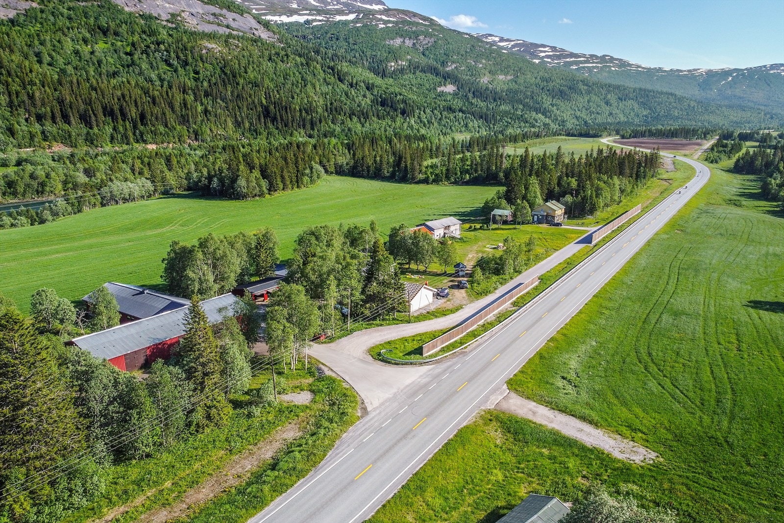 Eiendommen har bebyggelse som består av Enebolig, fjøs/ silo, garasje, traktorgarasje, sommerfjøs, tømret lae, brønnhus, fiskebu, lavo, gapahuk og ei hytte. Galleribilde