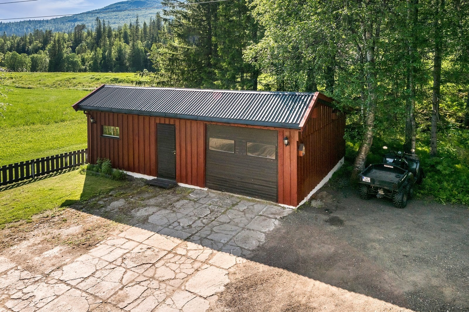 Eiendommen har mange bygninger og godt med garasjeplass. Galleribilde