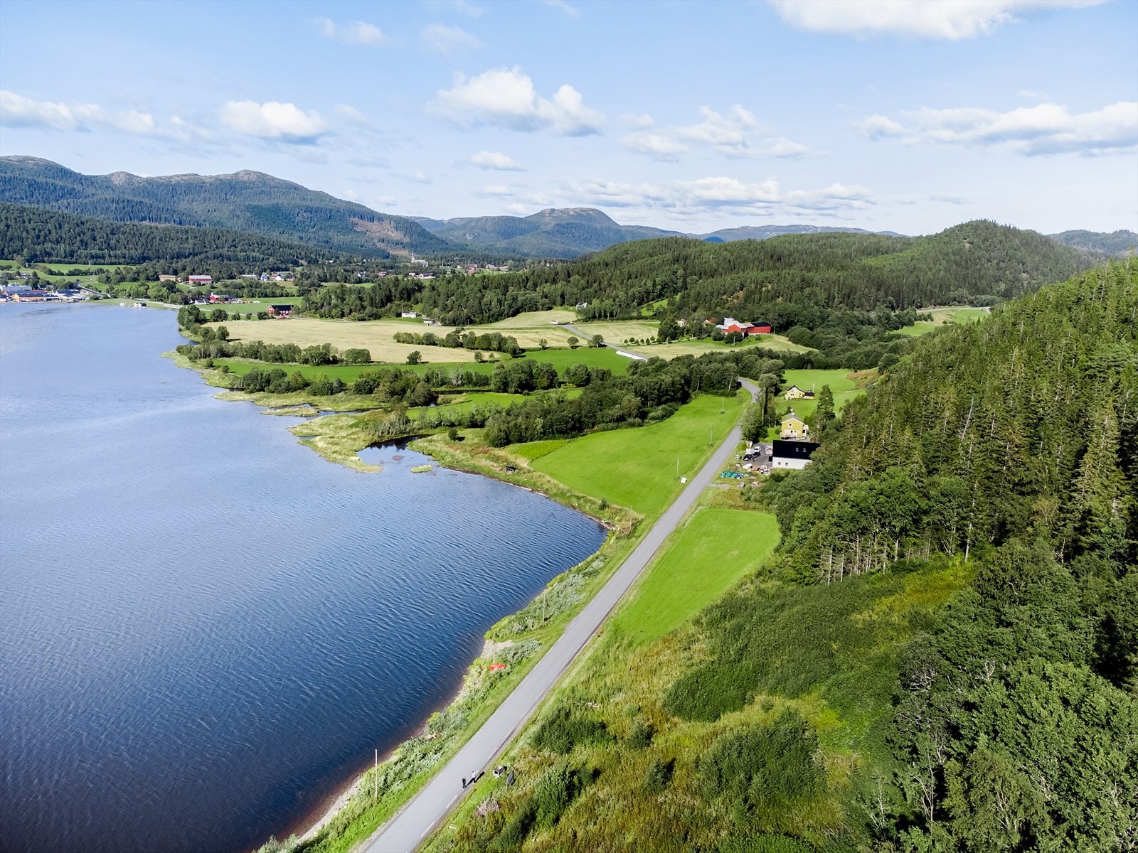 Eiendommen ligger ca. 4 km. fra Rissa sentrum, og du må inn dit for å finne alle nødvendige servicefasiliter. Galleribilde